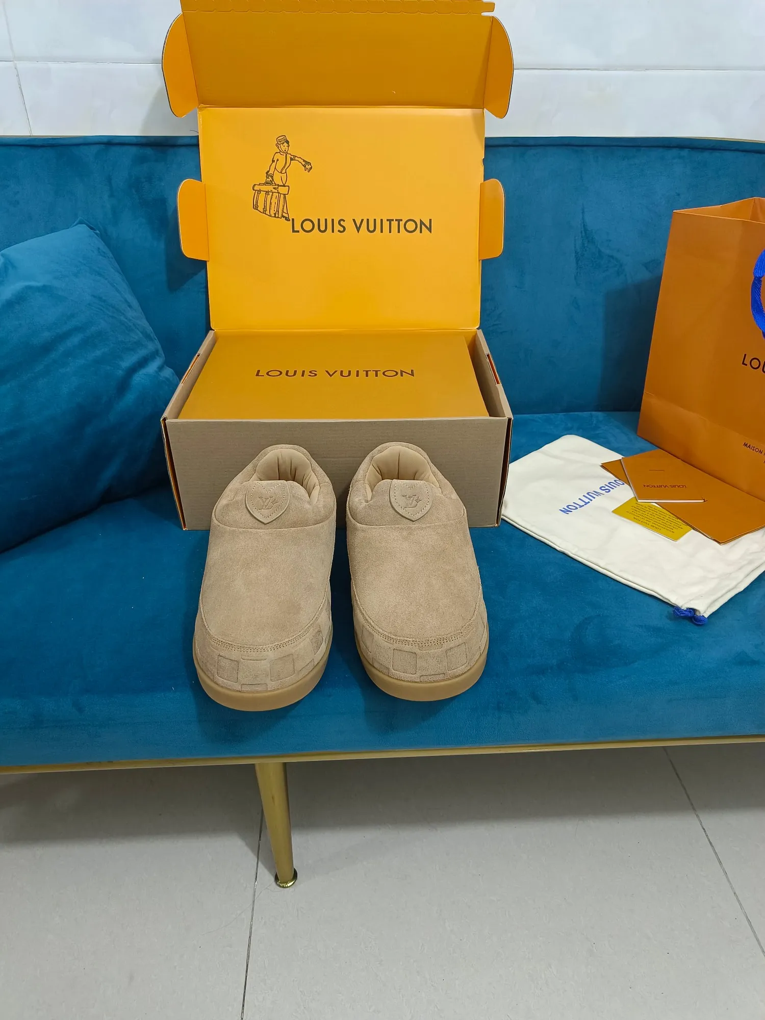 👟👟Ex-factory price 640👟👟 LV YETI slip-on shoes, based on suede cow leather, partially embossed with Nigo's reinterpretation of LV Damier pattern, cleverly echoing the Chinese tradition of taking off shoes when entering the house, and the "small feet" aesthetic is integrated into Chinese street genes. The palm-printed rubber outsole hides the LV letters and Monogram flowers. The exquisite craftsmanship made in Italy shows the brand's heritage in a comfortable slip-on style. The reservation mode adds a unique style, it is traditional and trendy, and it is suitable for couples aged 35-45.